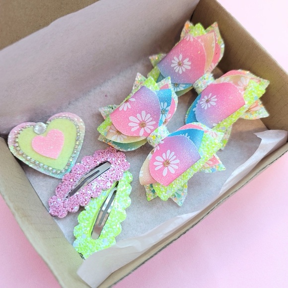 Gift box of hair bows, Set of 6,  Rainbow bows, Gift for baby girl, Glitter bow, - Picture 1 of 5